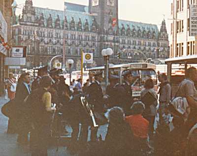 Vor dem Hamburger Rathaus