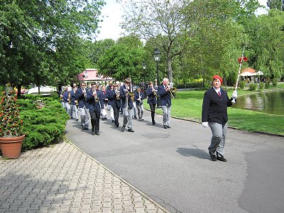 Jugendblasorchester Sachsenwald 2011 im Heidepark Soltau - wie immer marschiert Ausibilderin Jutta vorweg.