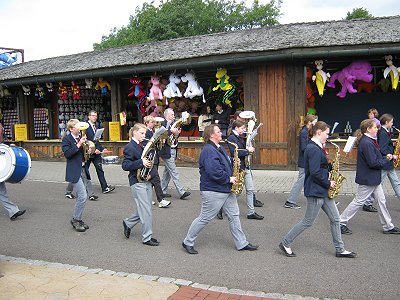 Jugendblasorchester Sachsenwald 2011 im Heidepark Soltau - wie immer marschiert Ausibilderin Jutta vorweg.