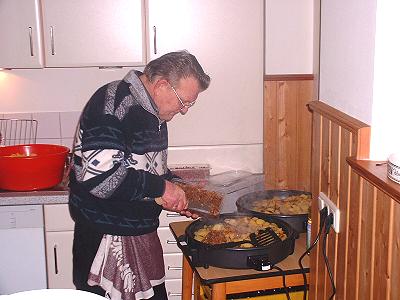 Heini beim Bratkartoffeln zubereiten