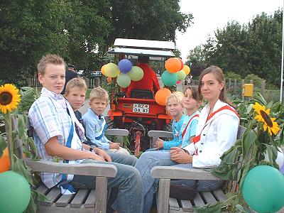 Kinderfest in Möhnsen - die Könige - Bild durch Anklicken vergrößern