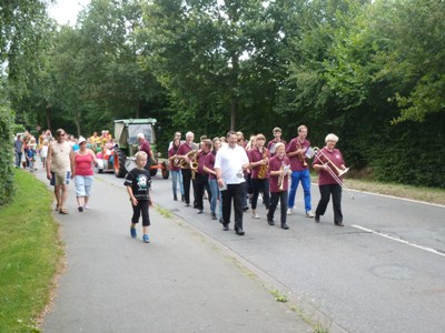 Die Möhnsener Musikanten beim Kinderfest 2013 in Möhnsen - Bild zum Vergrößern bitte anklicken