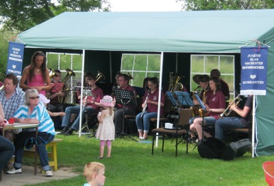 Das Jugendblasorchester der Möhnsener Musikanten auf dem Kinderfest in Fuhlenhagen - zum Vergrößern bitte anklicken