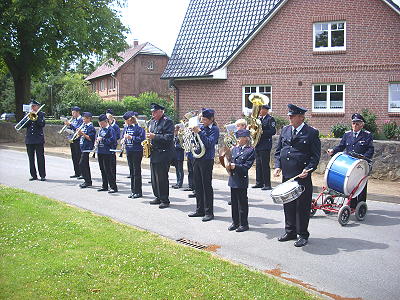 Jugendblasorchester Sachsenwald beim Kinderfest in Kasseburg