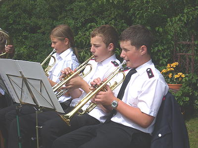 Jugendblasorchester Sachsenwald beim Kinderfest in Kasseburg -  Platzkonzert vor dem Gerätehaus