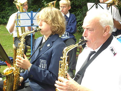 Jugendblasorchester Sachsenwald beim Kinderfest in Kasseburg - Platzkonzert vor dem Gerätehaus