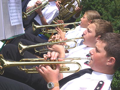 Jugendblasorchester Sachsenwald beim Kinderfest in Kasseburg - Platzkonzert vor dem Gerätehaus