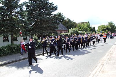 Festumzug beim Kinderfest 2010 in Möhnsen - angeführt vom Jugendblasorchester Sachsenwald - Bild anklicken zum Vergrößern