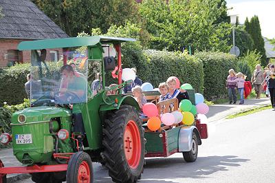 Jugendblasorchester Sachsenwald beim Kinderfest in Möhnsen