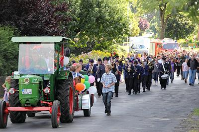 Jugendblasorchester Sachsenwald beim Kinderfest in Möhnsen