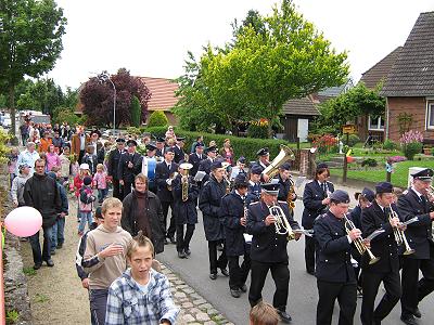 Kinderfest in Mühlenrade mit dem Jugendblasorchester Sachsenwald - Bild durch Anklicken vergrößern