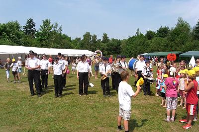 Jugendblasorchester Sachsenwald spielte auf der Kinderolympiade in Kuddewörde