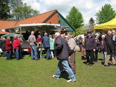 Kittlitzer MaI-Meile - Kunsthandwerk  Bauernmark mit dem Musikzug Möhnsen - Bild zum Vergrößern anklicken