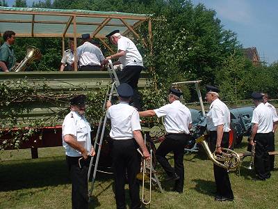 Aufstieg auf den Anhänger beim Ringreiten in Koberg