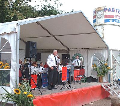 Musikzug Möhnsen mit Sänger Richard Kühl