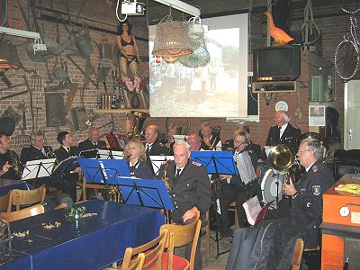 Laternenumzug in Dahmker - anschließend Musik auf der Tenne - Bild zum Vergrößern anklicken