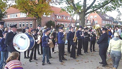 Laternenumzug durch Lütjensee mit dem Jugendblasorchester Sachsenwald aus Möhnsen - Bild anklicken zum Vergrößern