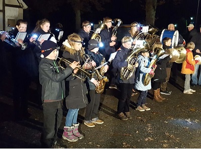 Laterne in Möhnsen mit dem Vororchester der Möhnsener Musikanten - Bild zum Vergrößern bitte anklicken