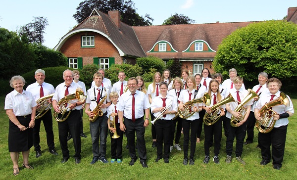 Möhnsener Musikanten beim Sommerkonzert 2022 vor dem Herrenhaus Gut Basthorst