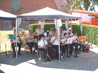 Fahrzeugeinweihung bei der FF Mühlenrade - Musiker vom Musikzug und vom Jugendblasorchester Sachsenwald