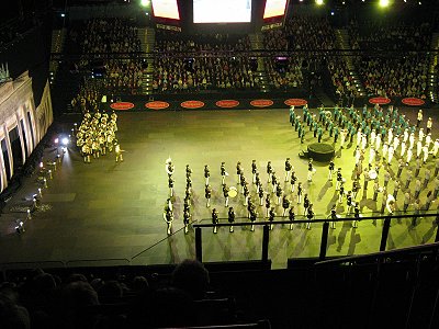 Großes Nationenorchester mit allen Teilnehmern auf der 10. Musikparade in Hamburg in der o2 World - Bild anklicken zum Vergrößern