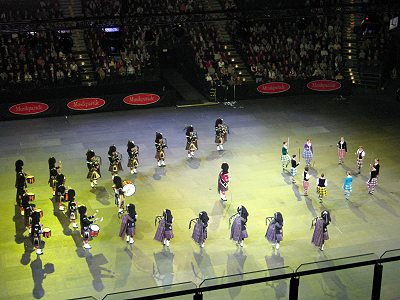 Musikparade 2011 in der o2 World in Hamburg -  Tilburg Pipes und Drums aus Schottland - Bild anklicken zum Vergrößern