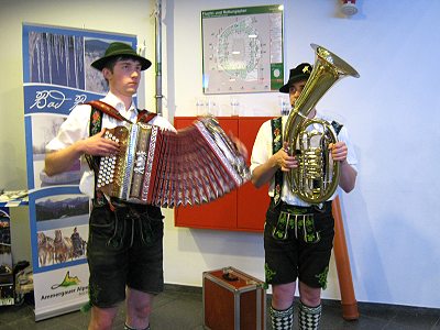 Musikparade 2011 in der o2 World in Hamburg - Trachtenkapelle Bad Bayersoien in der Pausenhalle - Bild anklicken zum Vergrößern