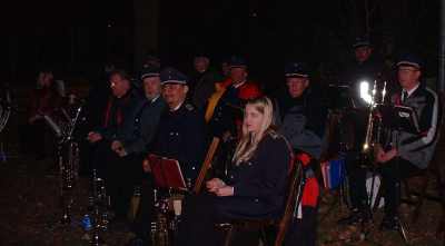 Musiker aus Nusse, Poggensee, Möhnsen musizieren in Mustin beim Osterfeuer