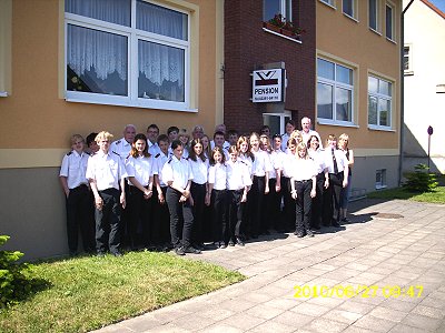 Ausflug des Jugendblasorchesters Sachsenwald nach Neuruppin - Gruppenfoto vor der Pension Vogler