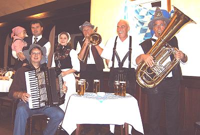 Gute Stimmung bei den Vorbereitungen zum Oktoberfest - Bild anklicken zum Vergrößern