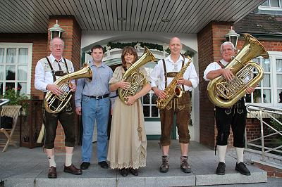 Vorstand vom Musikzug Möhnsen und wirt Matthias Hamester planen gemeinsam das 6. Oktoberfest in Basthorst