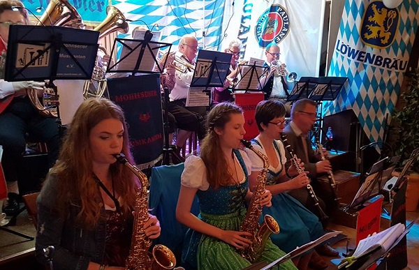 Möhnsener Musikanten beim Basthorster Oktoberfest