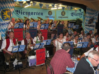 Möhnsener Musikanten beim 11. Oktoberfest 2015 in Basthorst - Bild zum Vergrößern bitte anklicken