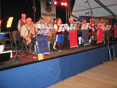 Die Möhnsener Musikanten auf dem Oktoberfest von Möbel Kraft in Buchholz i.d.Nordheide  - Bild zum Vergrößern bitte anklicken