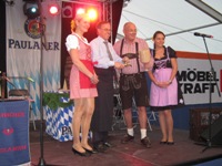 Die Möhnsener Musikanten auf dem Oktoberfestbei Möbel Kraft in Buchholz - hier beim Fassanstich durch Bürgermeister und Geschäftsleitung - Bild zum Vergrößern bitte anklicken