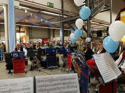 Möhnsener Musikanten auf einem betrieblichen Oktoberfest in Buchholz in der Nordheide