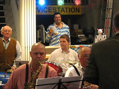 Musikzug Möhnsen beim Oktoberfest des Eleltrofachmarktes Buddenhagen in Hamburg-Winterhude