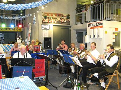 Musikzug Möhnsen beim Oktoberfest des Eleltrofachmarktes Buddenhagen in Hamburg-Winterhude