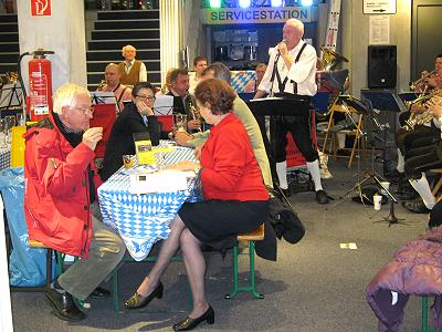 Musikzug Möhnsen beim Oktoberfest des Eleltrofachmarktes Buddenhagen in Hamburg-Winterhude