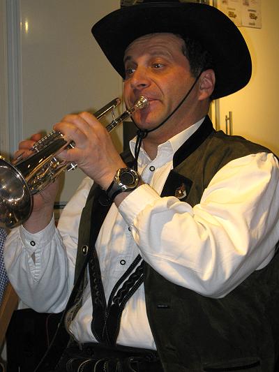 Boris mit dem Musikzug Möhnsen beim Oktoberfest des Eleltrofachmarktes Buddenhagen in Hamburg-Winterhude