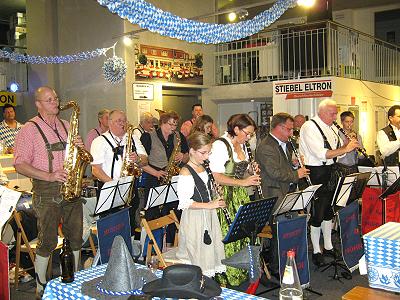 Musikzug Möhnsen beim Oktoberfest des Eleltrofachmarktes Buddenhagen in Hamburg-Winterhude