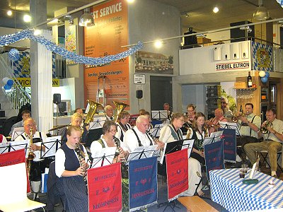 Musikzug Möhnsen beim Oktoberfest des Eleltrofachmarktes Buddenhagen in Hamburg-Winterhude