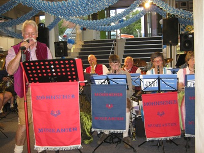 Die Möhnsener Musikanten auf dem Oktoberfest in Hamburg - Bild zum Vergrößern bitte anklicken