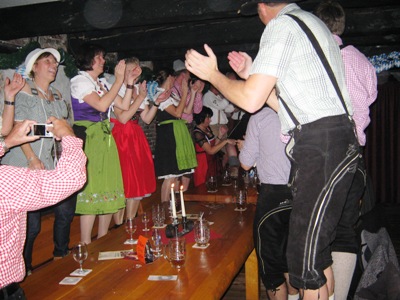 Die Möhnsener Musikanten auf dem Oktoberfest im Königskeller in Glückstadt - Bild zum Vergrößern bitte anklicken