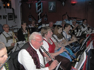 Die Möhnsener Musikanten auf dem Oktoberfest auf Gut Basthorst - Bild zum Vergrößern bitte anklicken