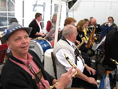 Musikzug Möhnsen beim Oktoberfest in Linau bei Ankes Trachtengalerie