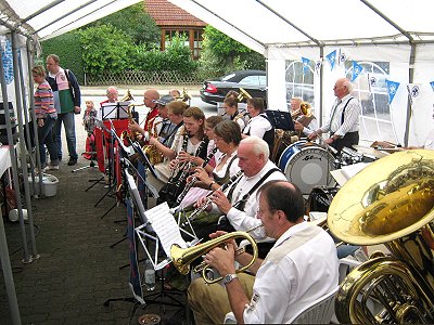 Musikzug Möhnsen beim Oktoberfest von Ankes Trachtengalerie in Linau 2011 - Bild anklicken zum Vergrößern