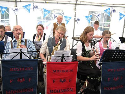 Musikzug Möhnsen beim Oktoberfest 2011 in Linau bei Ankes Trachtengalerie