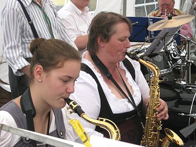 Musikzug Möhnsen beim Oktoberfest 2011 in Linau bei Ankes Trachtengalerie