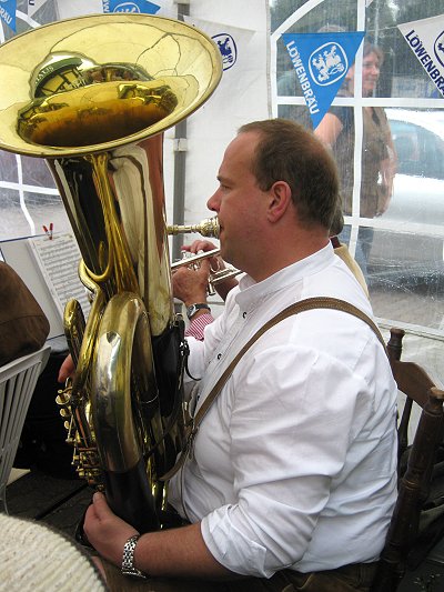 Musikzug Möhnsen beim Oktoberfest 2011 in Linau bei Ankes Trachtengalerie